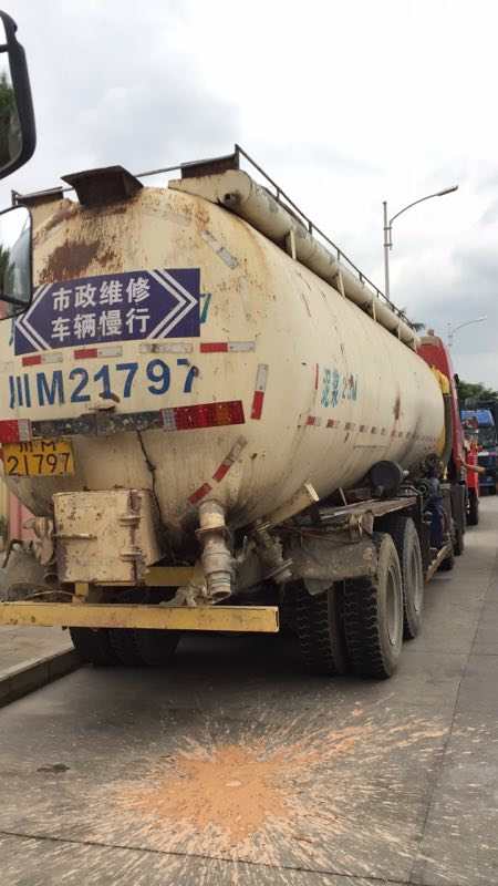 北京朝陽區(qū)八里莊一食品廠排污事件引關(guān)注 15噸飼料車與抽糞車作業(yè)現(xiàn)場(chǎng)直擊